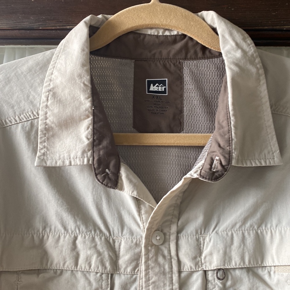 REI button down Mens khaki shirt venting/under arms - Picture 7 of 7